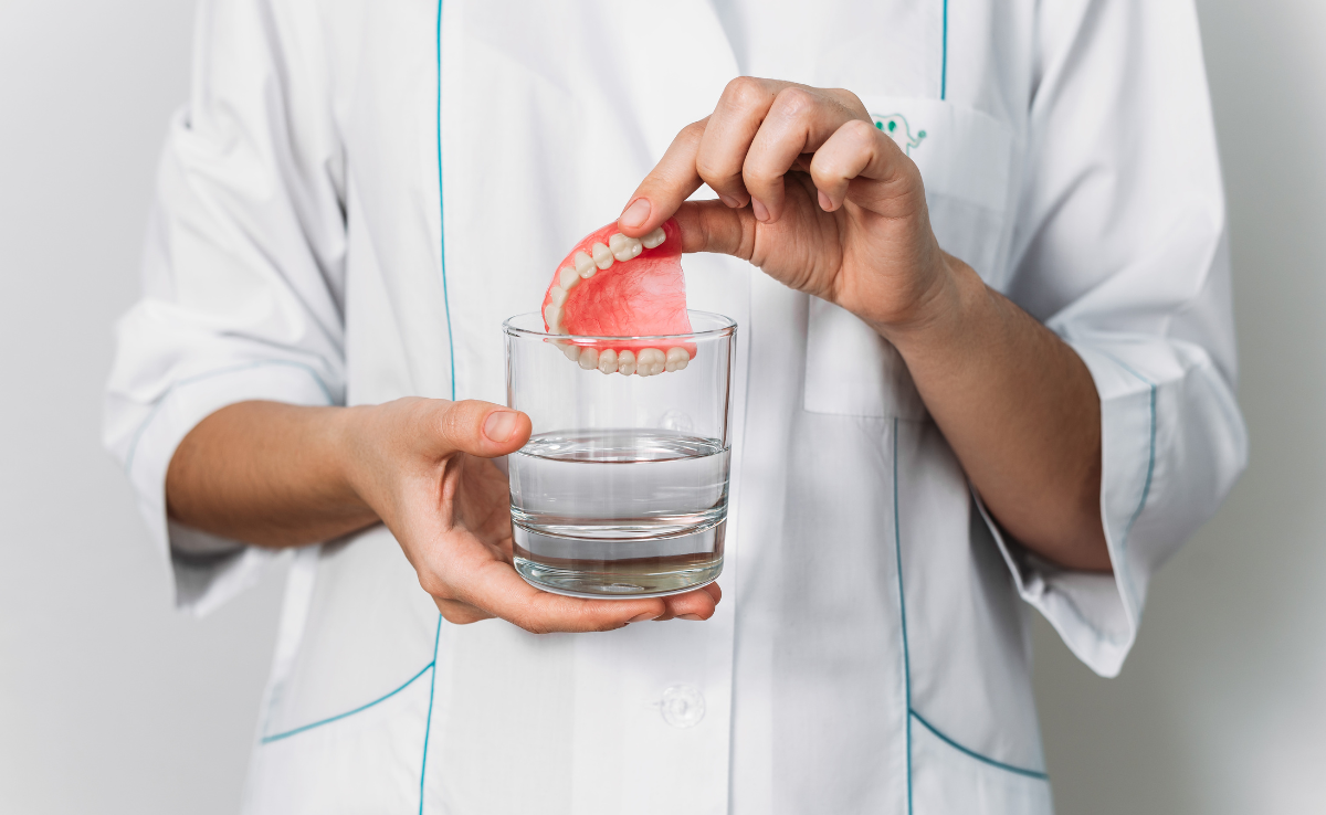 Cara Jaga Gigi Palsu Supaya Tahan Lama & Sentiasa Bersih 1 Rendam gigi palsu dalam air