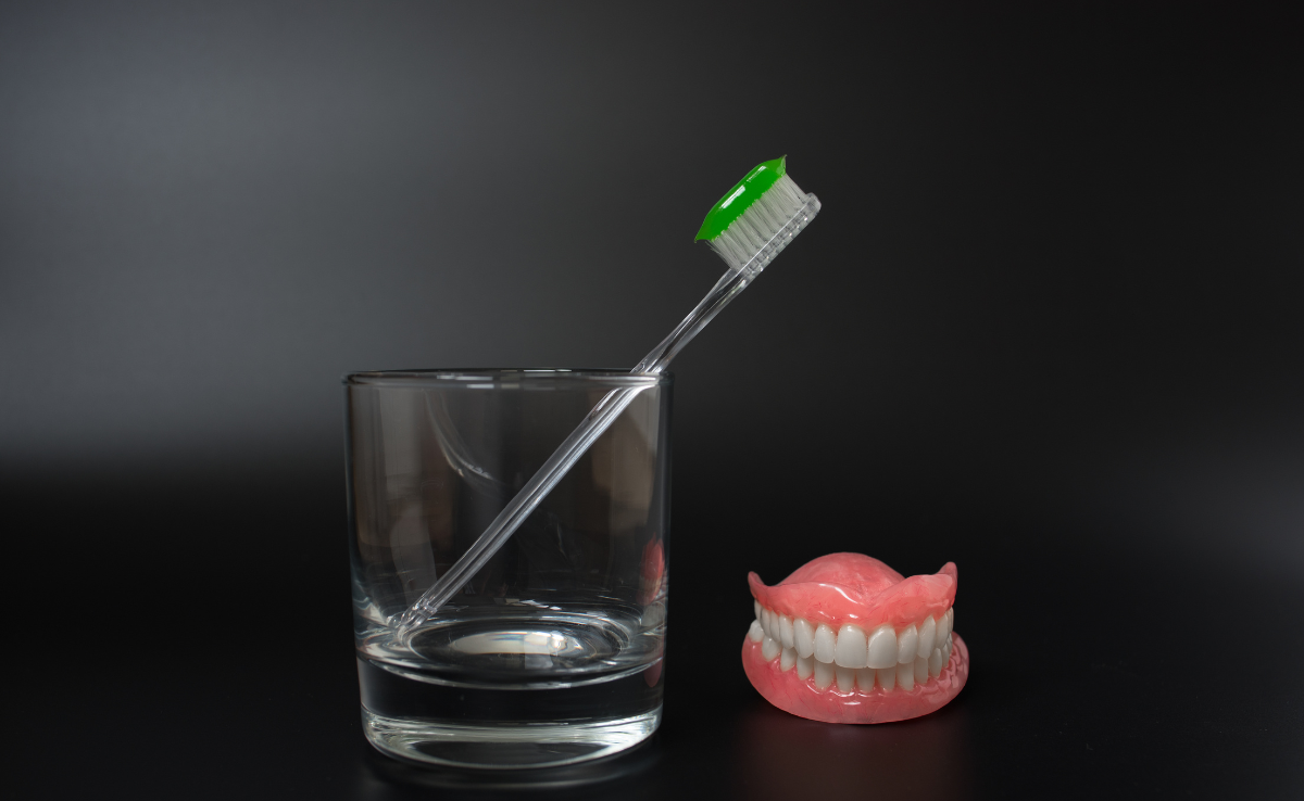 Cara Jaga Gigi Palsu Supaya Tahan Lama & Sentiasa Bersih 2 3