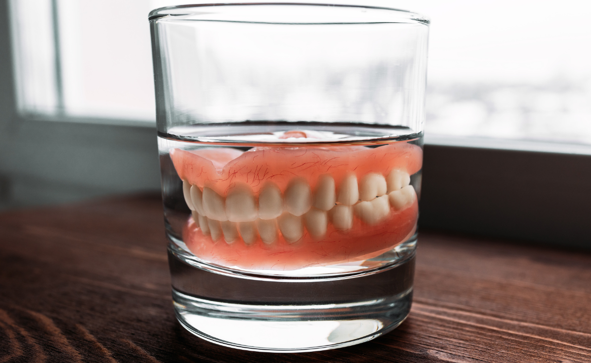 Cara Jaga Gigi Palsu Supaya Tahan Lama & Sentiasa Bersih 3 Rendam gigi palsu dalam air