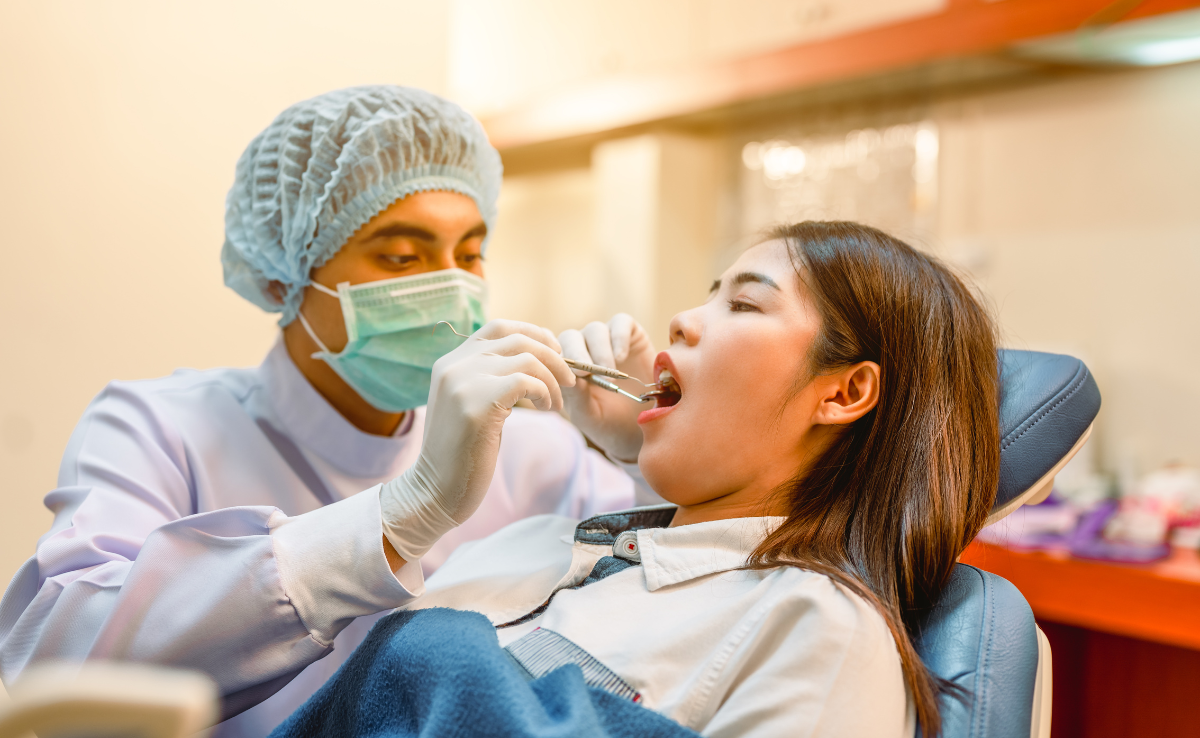 Cara Jaga Gigi Palsu Supaya Tahan Lama & Sentiasa Bersih 4 Pemeriksaan doktor gigi