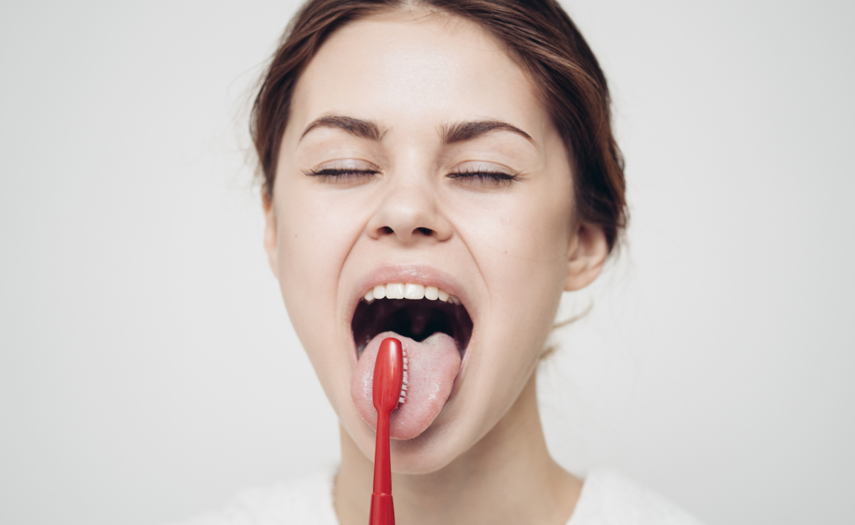 Cara Jaga Gigi Palsu Supaya Tahan Lama & Sentiasa Bersih 5 Memberus Lidah